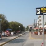 Ελεύθερο Δημοτικό Πάρκινγκ στην παραλία Λευκαντί