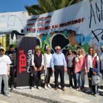 Ο Χρήστος Παγώνης κοντά στους εθελοντές του TEDxChalkida στην δράση αποκατάστασης από γκράφιτι του τοίχου του Κόκκινου Σπιτιού