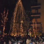 Πλήθος κόσμου στο άναμμα του Χριστουγεννιάτικου δέντρου στη Χαλκίδα