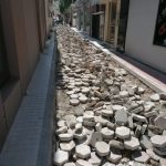 Επεμβάσεις ανακατασκευής του κυβολιθικού οδοστρώματος επί της οδού Τσιριγώτη από τα συνεργεία του Δήμου Χαλκιδέων