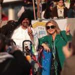 Με ενθουσιασμό, χρώμα και πλατιά χαμόγελα «ξεχείλισε» η Χαλκίδα, στην παρέλαση αρμάτων και καρναβαλιστών του «Θαλασσινού Καρναβαλιού Χαλκίδας» και στο παραδοσιακό γλέντι με τον Νίκο Φάκαρο🎭🎎